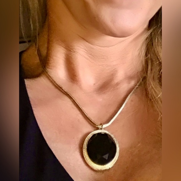 Gorgeous Trifari Gold Tone Necklace 18-20” w/ Black Onyx like oval pendant - Picture 1 of 6